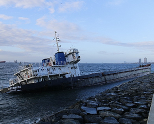 Zeytinburnu'nda karaya oturan gemi yan yattı
