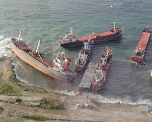 İstanbul’da dev dalgalar sahili dövdü, sahipsiz gemiler sürüklendi