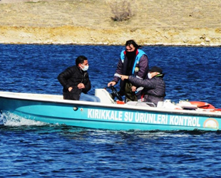 Kaçak avcıların baraja bıraktığı misina ağı imha edildi