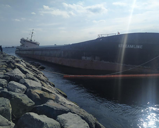 Zeytinburnu’nda yan yatan gemiye halatlarla önlem alındı