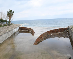 Atık tutucu, çöplerin denize gitmesini engelliyor