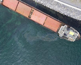 Zeytinburnu'nda karaya oturan gemideki sızıntı nedeniyle denizin rengi değişti