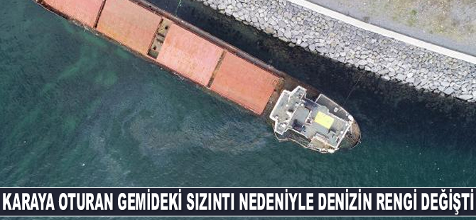 Zeytinburnu'nda karaya oturan gemideki sızıntı nedeniyle denizin rengi değişti