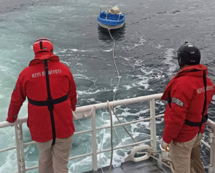 Büyükçekmece'de açıklarındaki başıboş tekne balıkçı barınağına çekildi