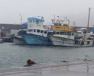 Balıkçılar, fırtına nedeniyle limana sığındı