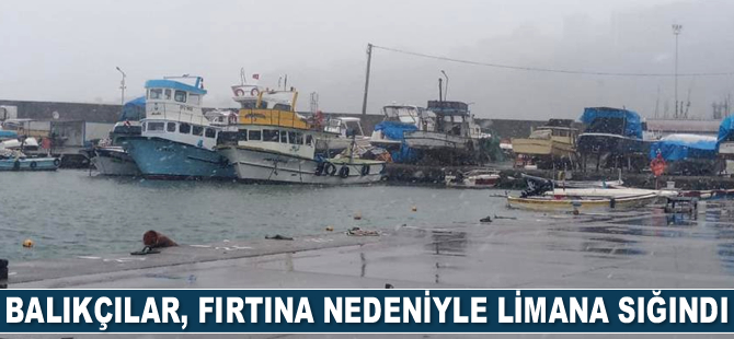 Balıkçılar, fırtına nedeniyle limana sığındı