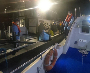 İzmir açıklarında botla sürüklenen 41 göçmen kurtarıldı