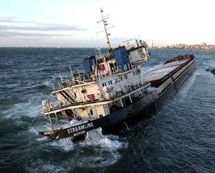 Zeytinburnu'nda karaya oturan geminin açık artırma ile satışı ve sökümü yapılacak