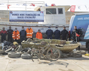 Mersin'de deniz dibi temizliğinde balıkçı teknesi ve bisiklet çıkarıldı