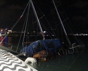 İzmir'de fırtına nedeniyle tekne yan yattı