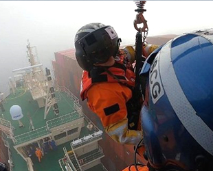 Hyundai Jupiter gemisinin yaralı mürettebatı helikopterle kurtarıldı
