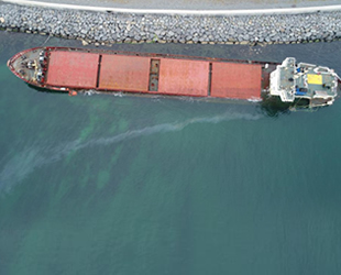 Zeytinburnu'nda karaya oturan gemiden yakıt sızmaya başladı