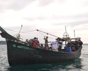 Deniz ortasında mahsur kalan 81 Arakanlı Müslüman kurtarıldı