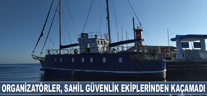 Denizde tekneyle bekleyen organizatörler, Sahil Güvenlik ekiplerinden kaçamadı
