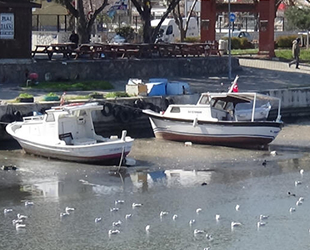 Sarıçay'da sular çekildi, tekneler karaya oturdu