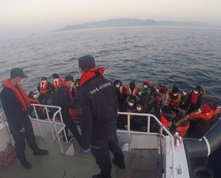 Ölüme terk edilen 32 göçmeni Sahil Güvenlik ekipleri kurtardı
