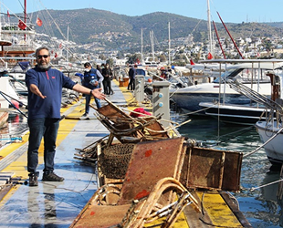 Bodrum'da onlarca şezlong deniz dibinden çıkarıldı