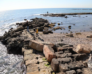 Mersin'de deniz çekildi, antik liman ortaya çıktı