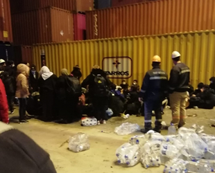 Aliağa’da bir konteyner limanında 55 göçmen havasızlıktan ölmek üzereyken bulundu