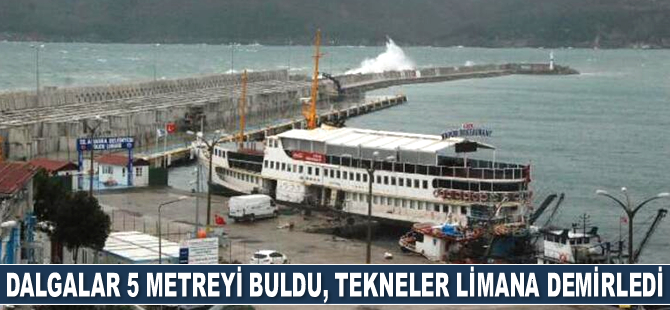 Dalgalar 5 metreyi buldu, balıkçı tekneleri limana demirledi