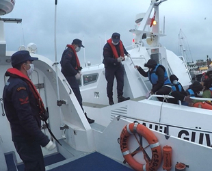 Botları batan göçmenleri Sahil Güvenlik ekipleri kurtardı