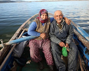 Ekmeklerini balıktan çıkaran Aydınlı çift, 40 yıldır birlikte kürek çekiyor