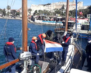 Çeşme'de yabancı bayraklı yatta 51 düzensiz göçmen yakalandı