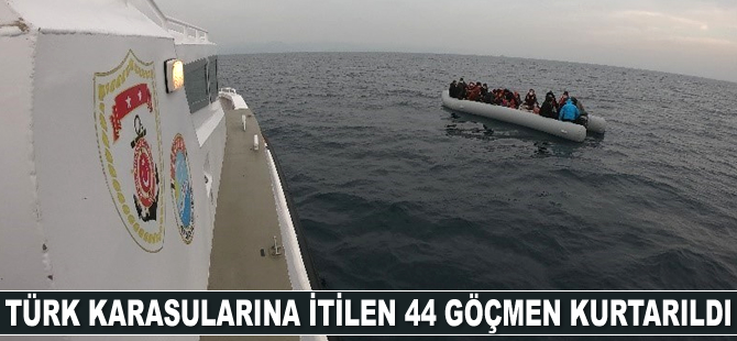 Ayvalık’ta Türk karasularına itilen 44 göçmen kurtarıldı