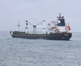 Bozcaada’da karaya oturan gemi kurtarılmayı bekliyor