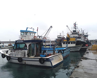 Balıkçılar, fırtına nedeniyle limana sığındı
