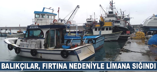 Balıkçılar, fırtına nedeniyle limana sığındı