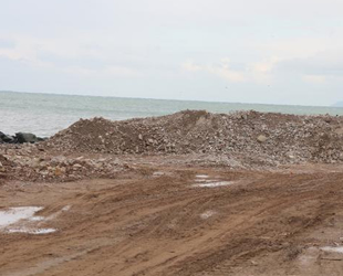 Rize’de enkaz, deniz dolgu malzemesi oldu