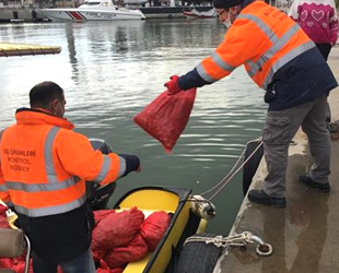 Kaçak avlanan 700 kilogram kum midyesi denize bırakıldı