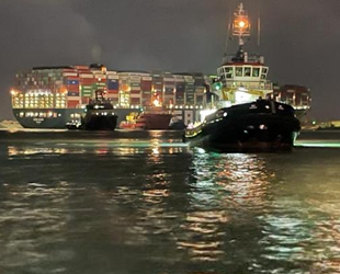 Süveyş Kanalı’nda karaya oturan Ever Given isimli konteyner gemisi yüzdürüldü