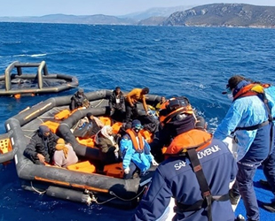 Çeşme açıklarında 37 düzensiz göçmen kurtarıldı