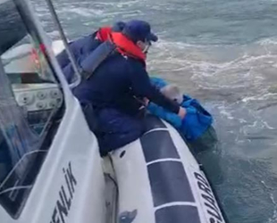 Çanakkale’de teknesi batan balıkçıyı Sahil Güvenlik ekipleri kurtardı
