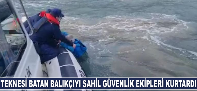 Çanakkale’de teknesi batan balıkçıyı Sahil Güvenlik ekipleri kurtardı
