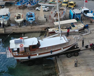 Antalya'da turizm hazırlığı başladı, tur tekneleri denize indiriliyor