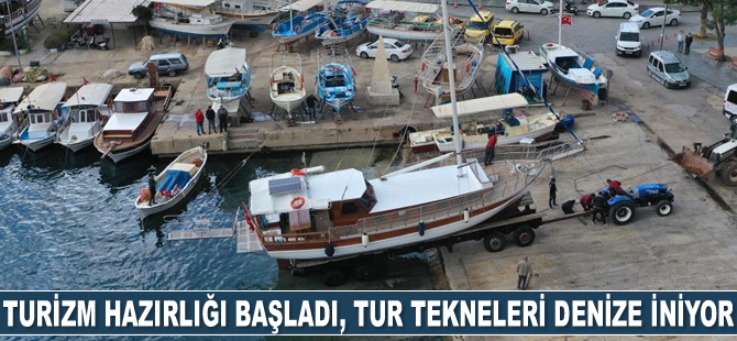 Antalya'da turizm hazırlığı başladı, tur tekneleri denize indiriliyor