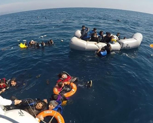 Çanakkale açıklarından ölüme terk edilen 40 düzensiz göçmen kurtarıldı