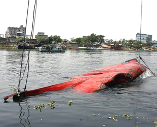 Bangladeş’te yolcu feribotu ile kargo gemisi çatıştı: 26 ölü