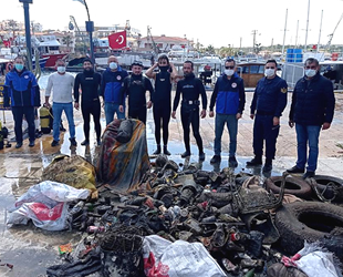 Çeşme'de farkındalık için deniz temizliği gerçekleştirildi