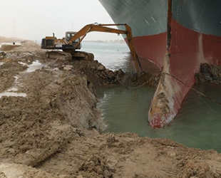 Süveyş Kanalı'nda sıkışan geminin etrafını kazan operatörün mesai ücreti ödenmemiş