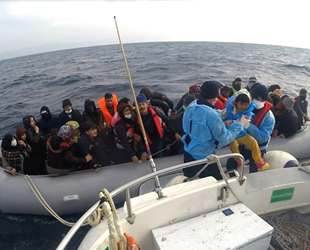Çanakkale açıklarında 54 düzensiz göçmen kurtarıldı