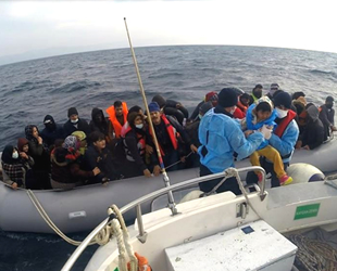 Çanakkale açıklarında 54 düzensiz göçmen kurtarıldı