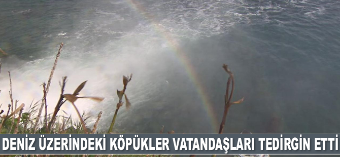 Antalya'da deniz üzerindeki köpükler vatandaşları tedirgin etti