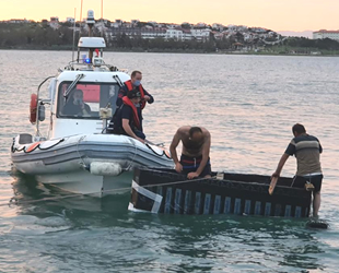 Kendi yaptıkları sal ile denizde mahsur kaldılar