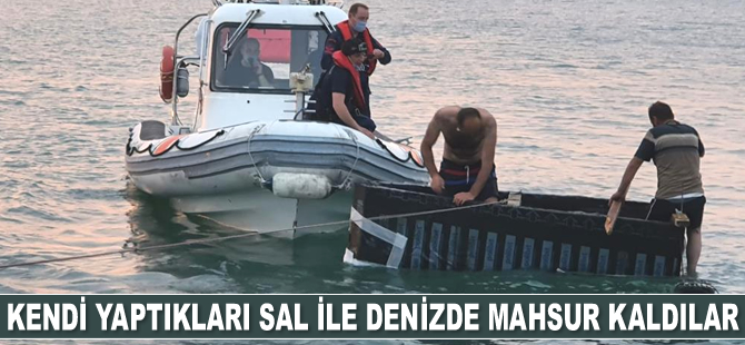 Kendi yaptıkları sal ile denizde mahsur kaldılar