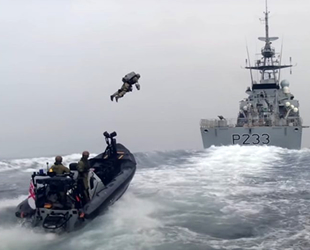 İngiltere Kraliyet Donanması sırt roketini test etti