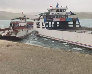 Keban Baraj Gölü’nde fırtına nedeniyle feribotlar çatıştı
